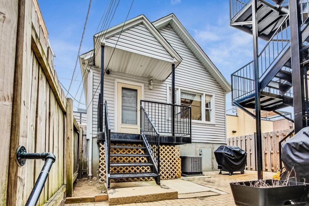Primary Photo - 3704 N Janssen Ave