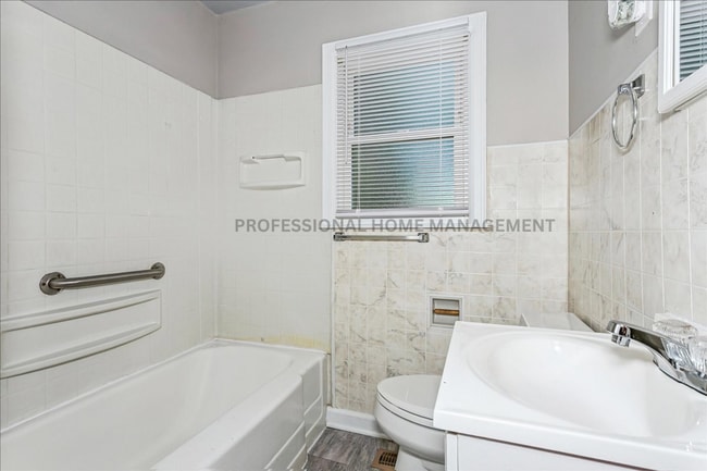 Foto del edificio - Charming 3 bedroom 1 bath home with 2 gara...