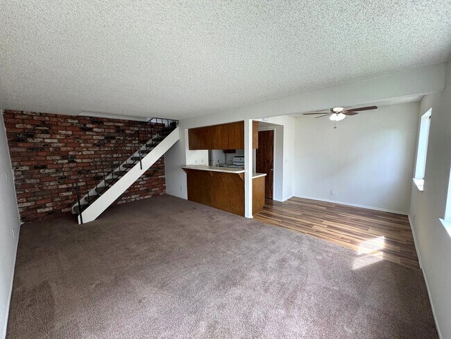 Foto del edificio - Centrally Located McKeon Condo