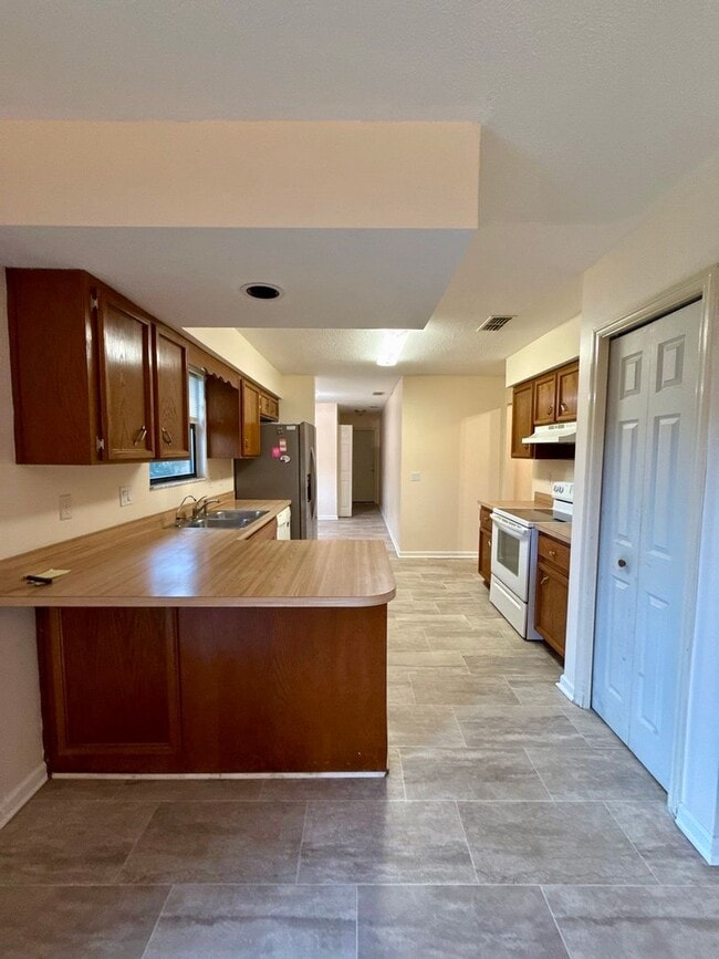 Building Photo - Great Three Bedroom Two Bath Home in Great...