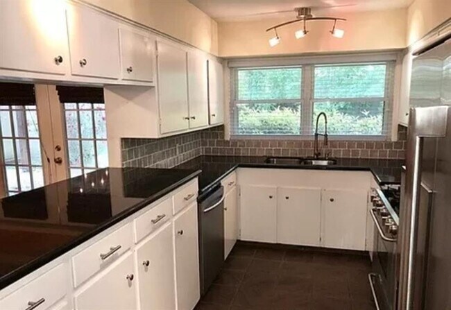 Foto del edificio - 6418 Woodbrook Ln