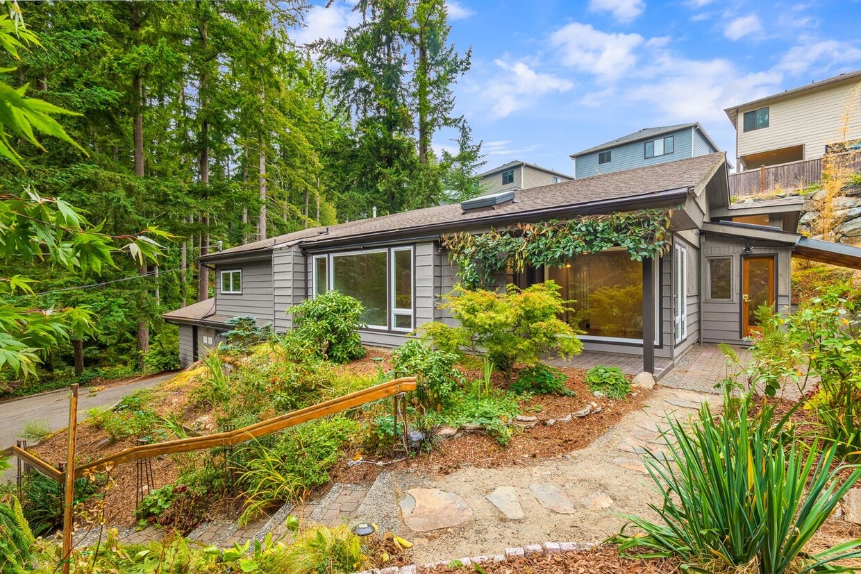 Primary Photo - 3 Bedroom Rambler with 1-bedroom ADU in Wo...