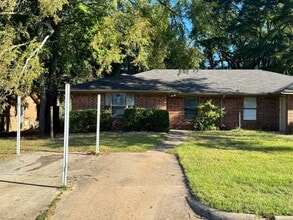 Building Photo - 10802 Kiamichi Dr