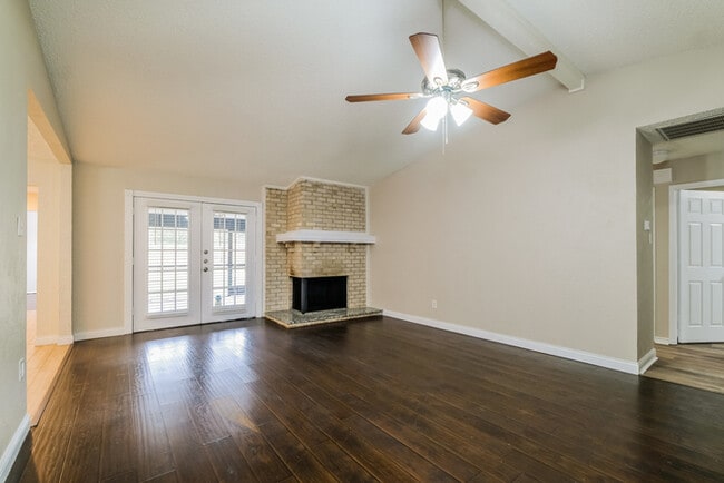 Foto del edificio - 305 Pebblebrook St