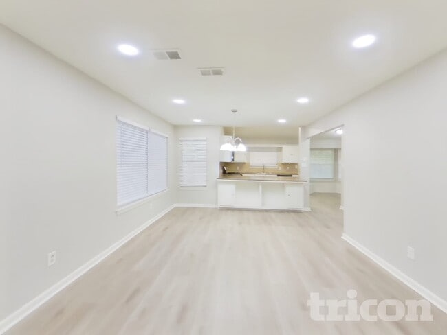 Building Photo - 419 Windhurst Dr