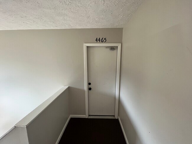 Front Door - 4465 Manhattan W