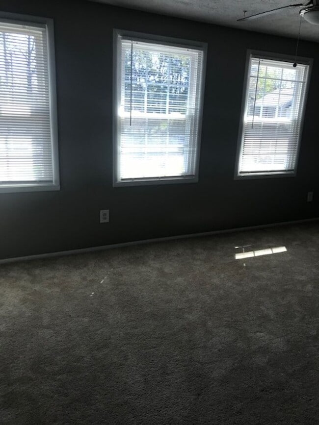 Foto del edificio - Coming Soon! Three Bedroom Townhome!!