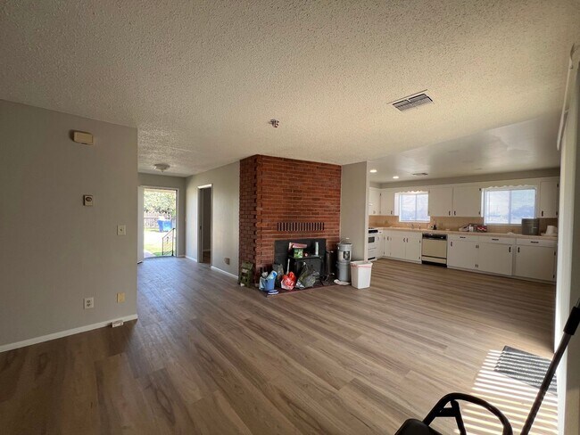 Building Photo - Country Home