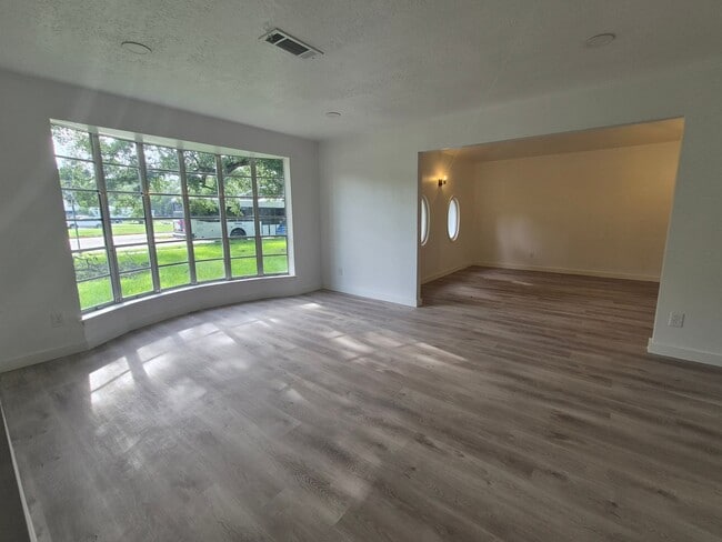 Building Photo - 10603 Hillcroft Ave