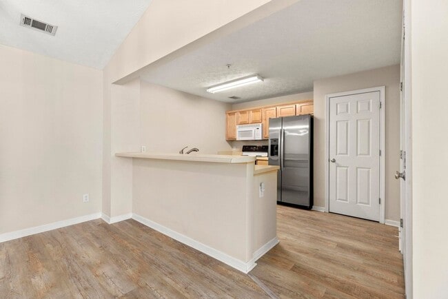 2 Bedroom 2 Bath Condo on Donahue Dr - 2 Bedroom 2 Bath Condo on Donahue Dr