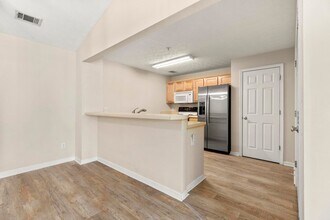 Building Photo - 1385 S Donahue Dr