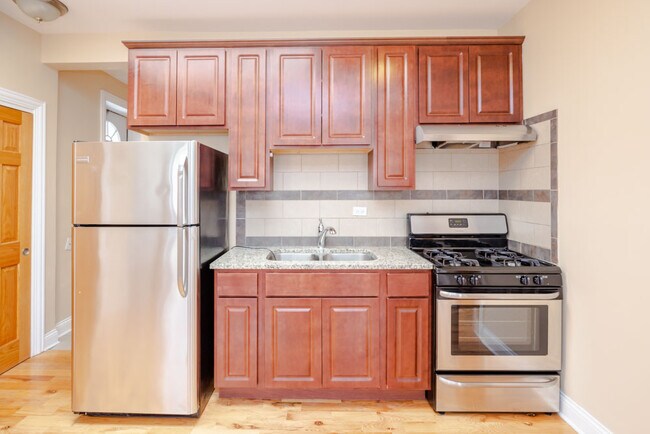 Building Photo - 5558 W Belmont Ave