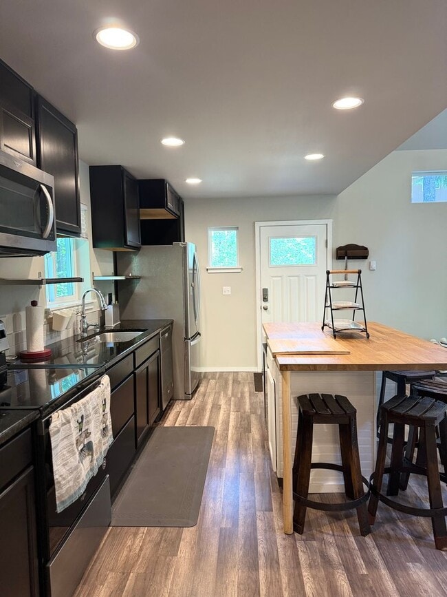 Building Photo - Secluded cottage 2 BR 1.75 BA