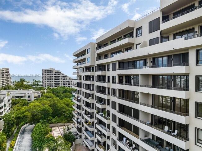 Foto del edificio - 151 Crandon Blvd