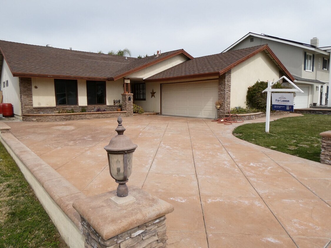 Foto principal - COMING SOON! Single Story Pool House for R...