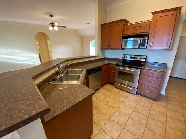 Building Photo - GREAT FLOOR PLAN IN BAYOU VISTA