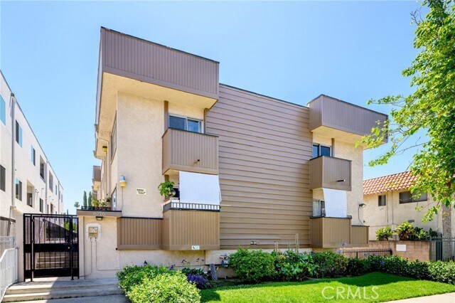 Foto principal - 6716 Sylmar Ave