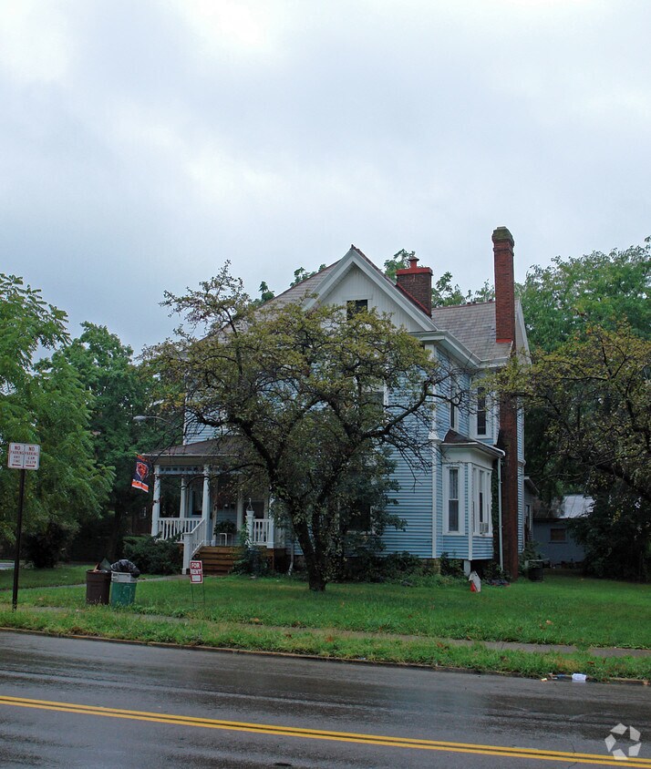 Building Photo - 1231 E High St