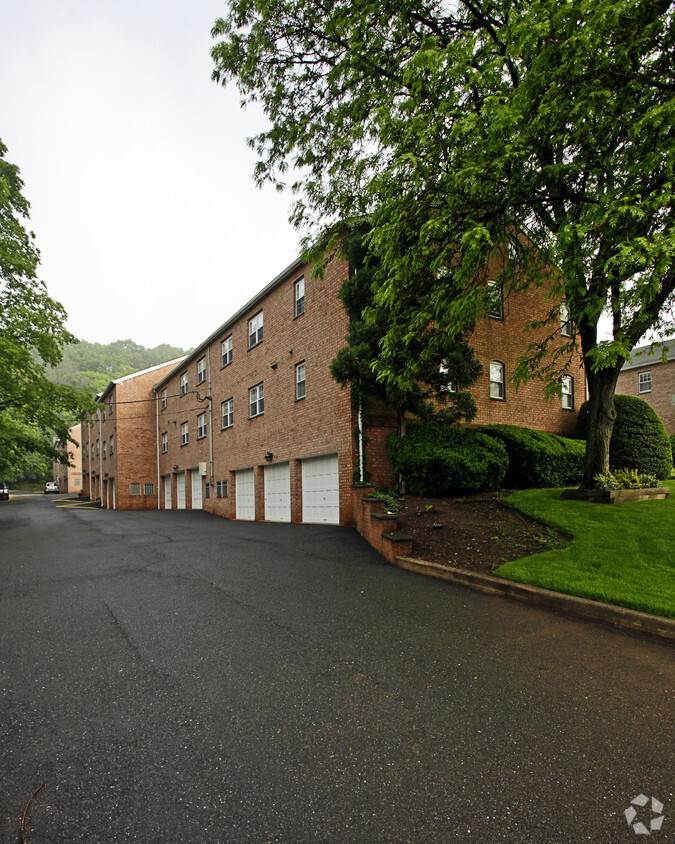 Winthrop Manor Apartments - Winthrop Manor