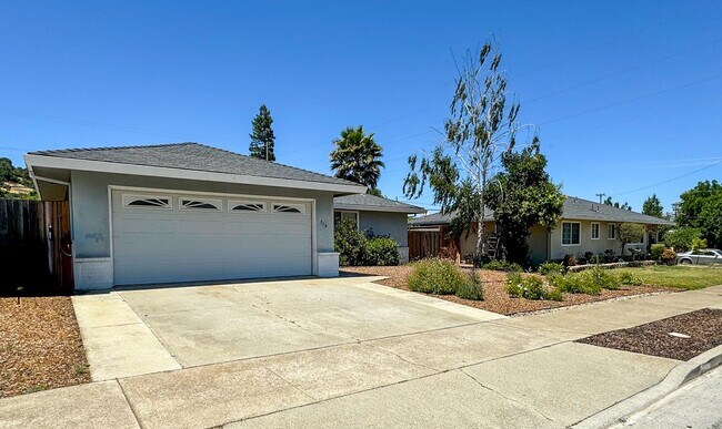 Building Photo - Adorable West Morgan Hill Family Home!