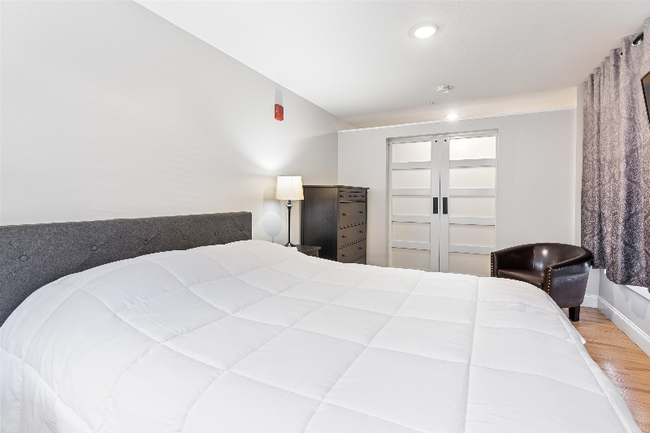 Foto del edificio - 1361 Elm St