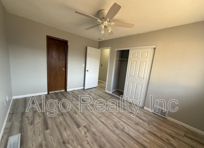 Foto del edificio - 8233 Douglas Ln N