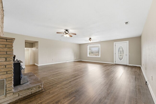 Building Photo - $1,800 - 3 Bedroom 3 Bathroom Unfurnished Home Just Outside Franklin