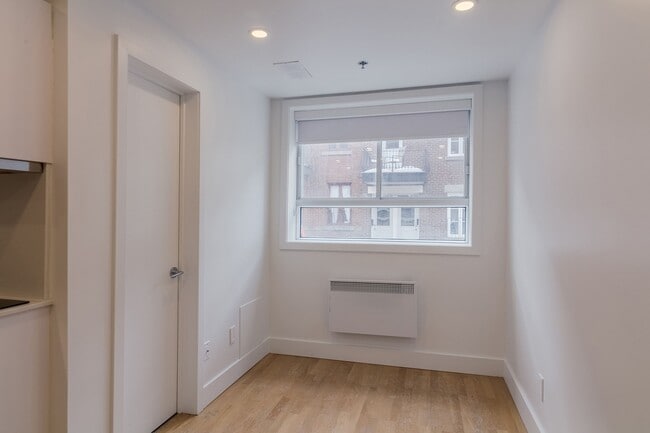 Building Photo - 25 Av des Pins O