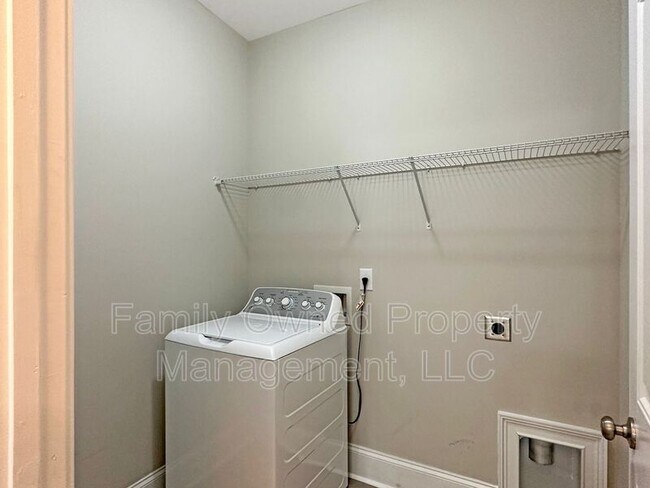 Building Photo - 3464 Yarmouth Dr