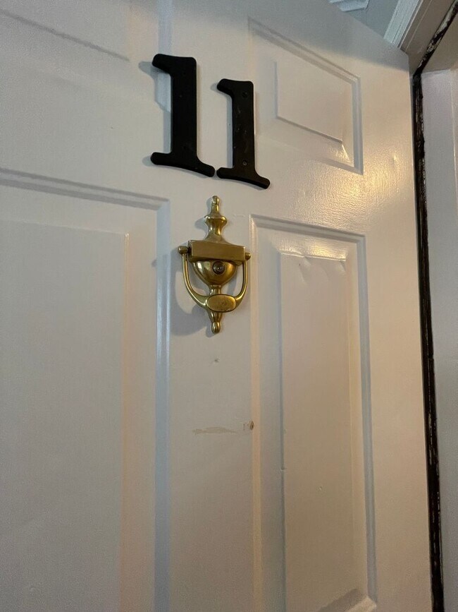 Foto del edificio - Oversized Newly Renovated One Bedroom Available