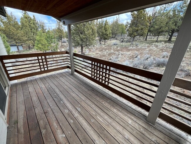 Building Photo - Spacious 1 Bed/1 Bath with Attached Garage - NW Bend