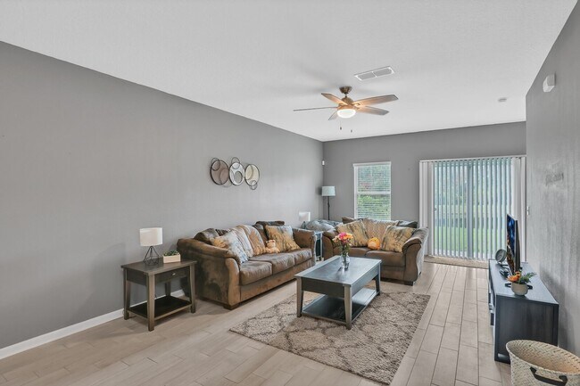 Foto del edificio - Great 3 bedroom/ 2.5 bathroom townhome just a short drive to St Augustine and beaches!