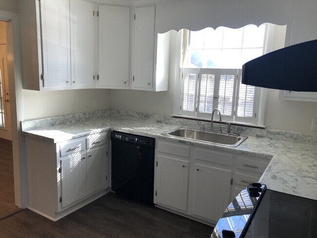 Foto del edificio - 3BD 1.5 BA HOUSE with Bonus Room  AVAILABL...