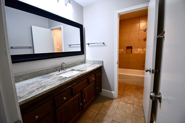 Foto del edificio - Beautiful 4 Bedroom, 3 Bath Completely Upd...