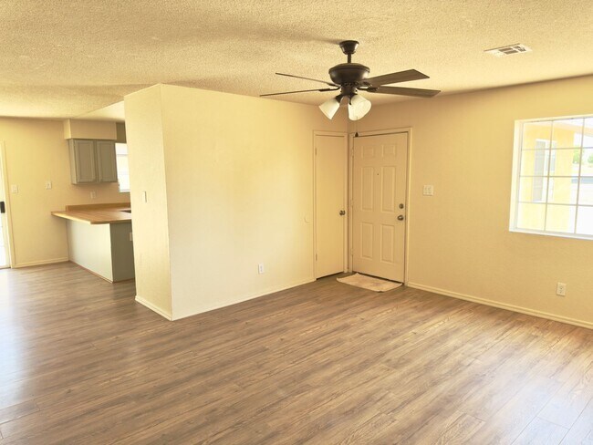 Building Photo - Three Bedroom Sierra Sunset Home