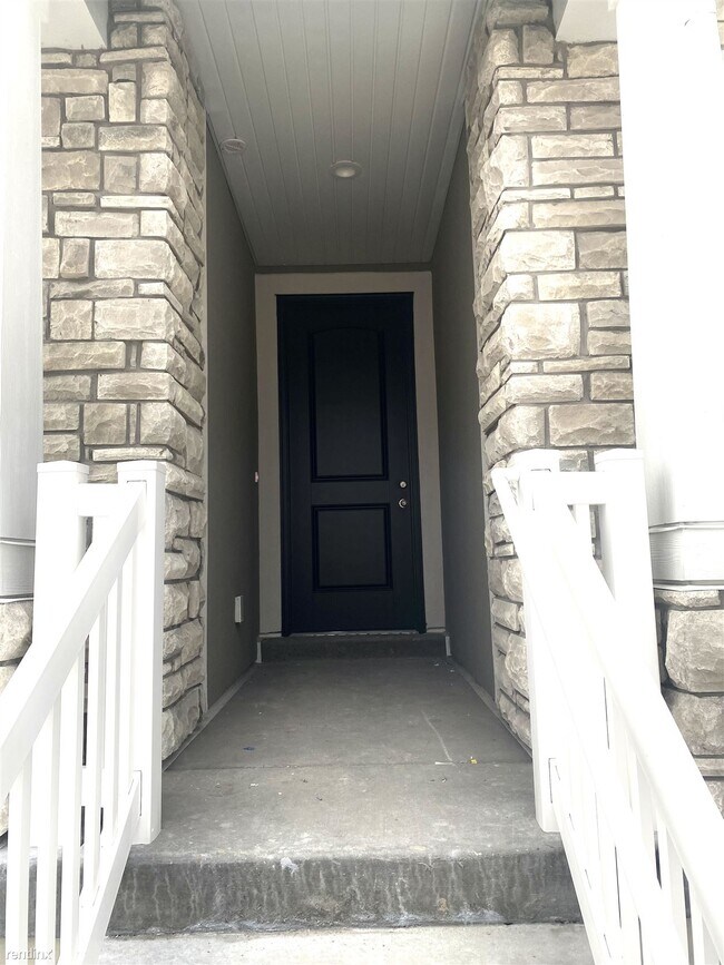 Building Photo - Room for Rent, 2.5 bath Townhome - 16188 S...