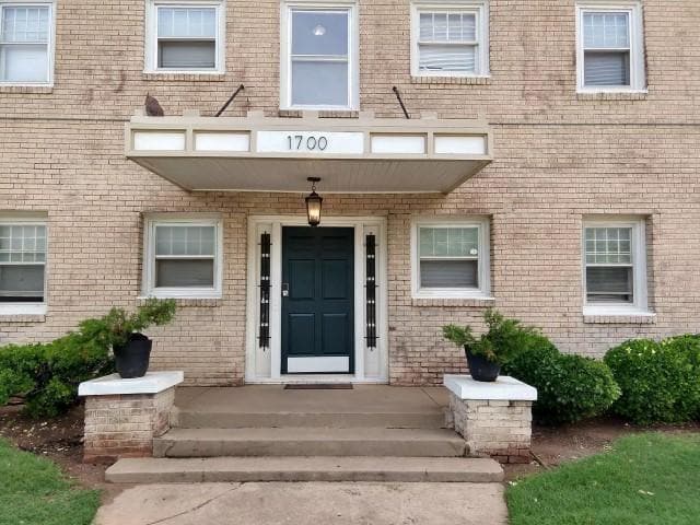 Building Photo - 1700 N Robinson Ave