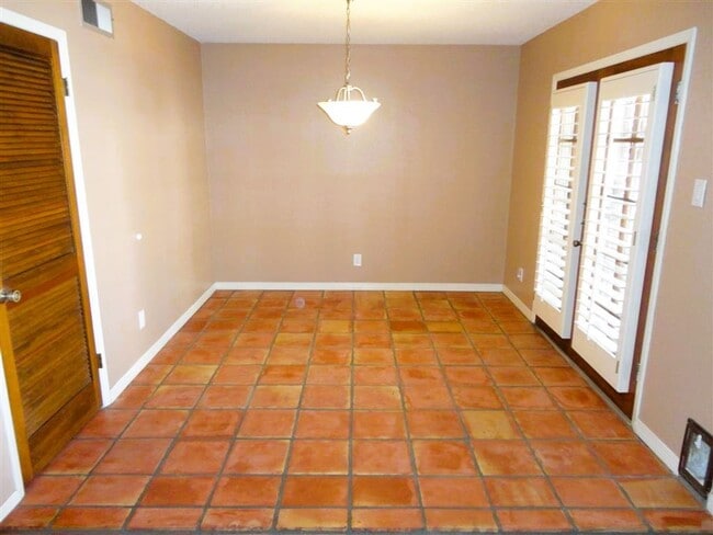 Building Photo - Fascinating Single Level Eastside Home Wit...