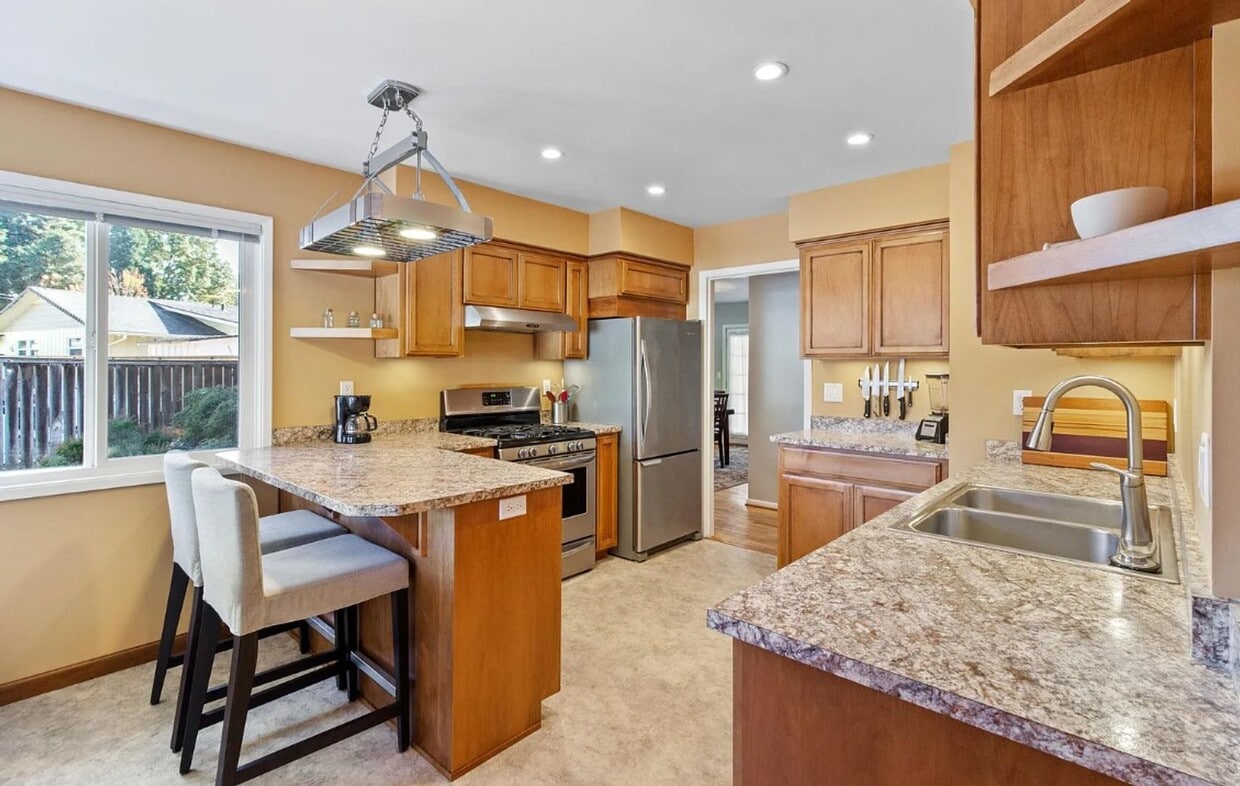 Building Photo - East Medford 3 Bedroom 2 Bathroom
