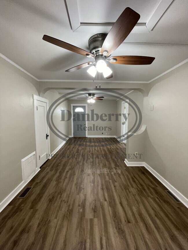 Foto del edificio - 220 N Main St