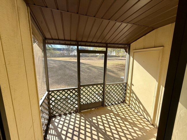 Building Photo - 701 New Horizon St