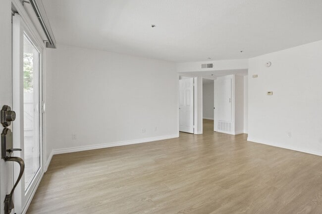 Building Photo - Beautiful 2-Bedroom, 2-Bath Condo in Prime Fullerton Location