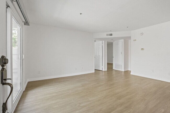 Foto del edificio - Beautiful 2-Bedroom, 2-Bath Condo in Prime Fullerton Location