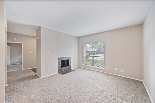 Building Photo - 1 br, 1 bath Condo - 2025 Augusta Drive 1001