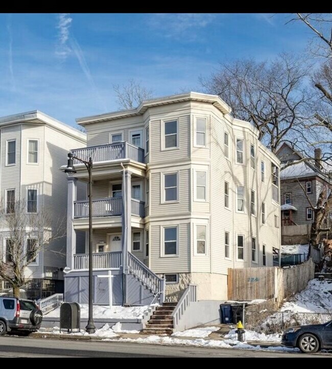 Foto del edificio - 224 Hyde Park Ave