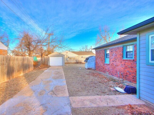 Building Photo - 425 Babb Dr