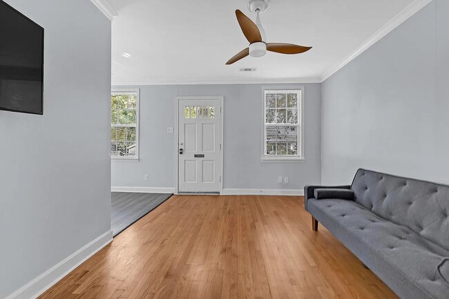 Building Photo - 2405 Eastwood Ave