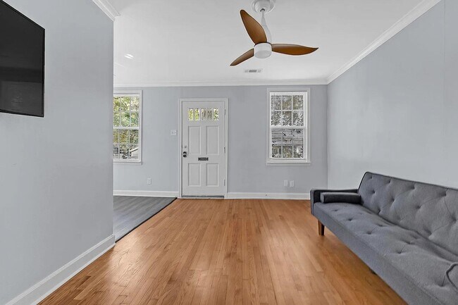 Foto del edificio - 2405 Eastwood Ave