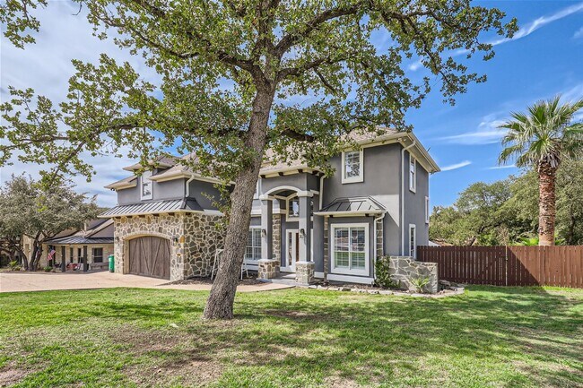 Building Photo - Furnished home w/ Backyard Pool. Walk to L...
