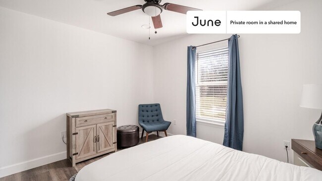 Building Photo - Private bedroom in 3 bed/2 bath Home